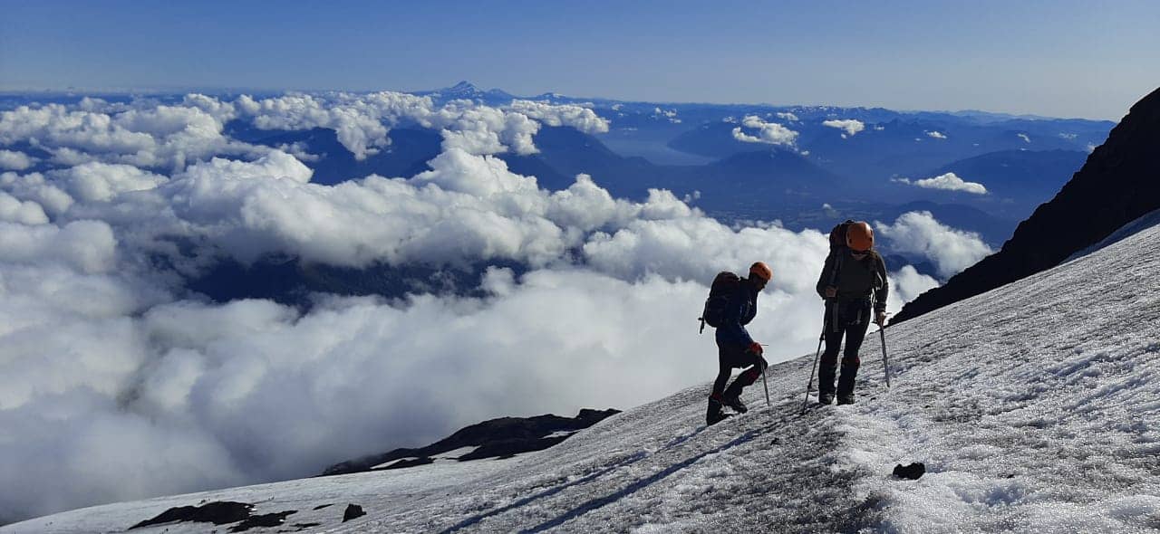 Ascension du volcan Villarica (Chili) avec des chaussures de randonnée adaptées au voyage.