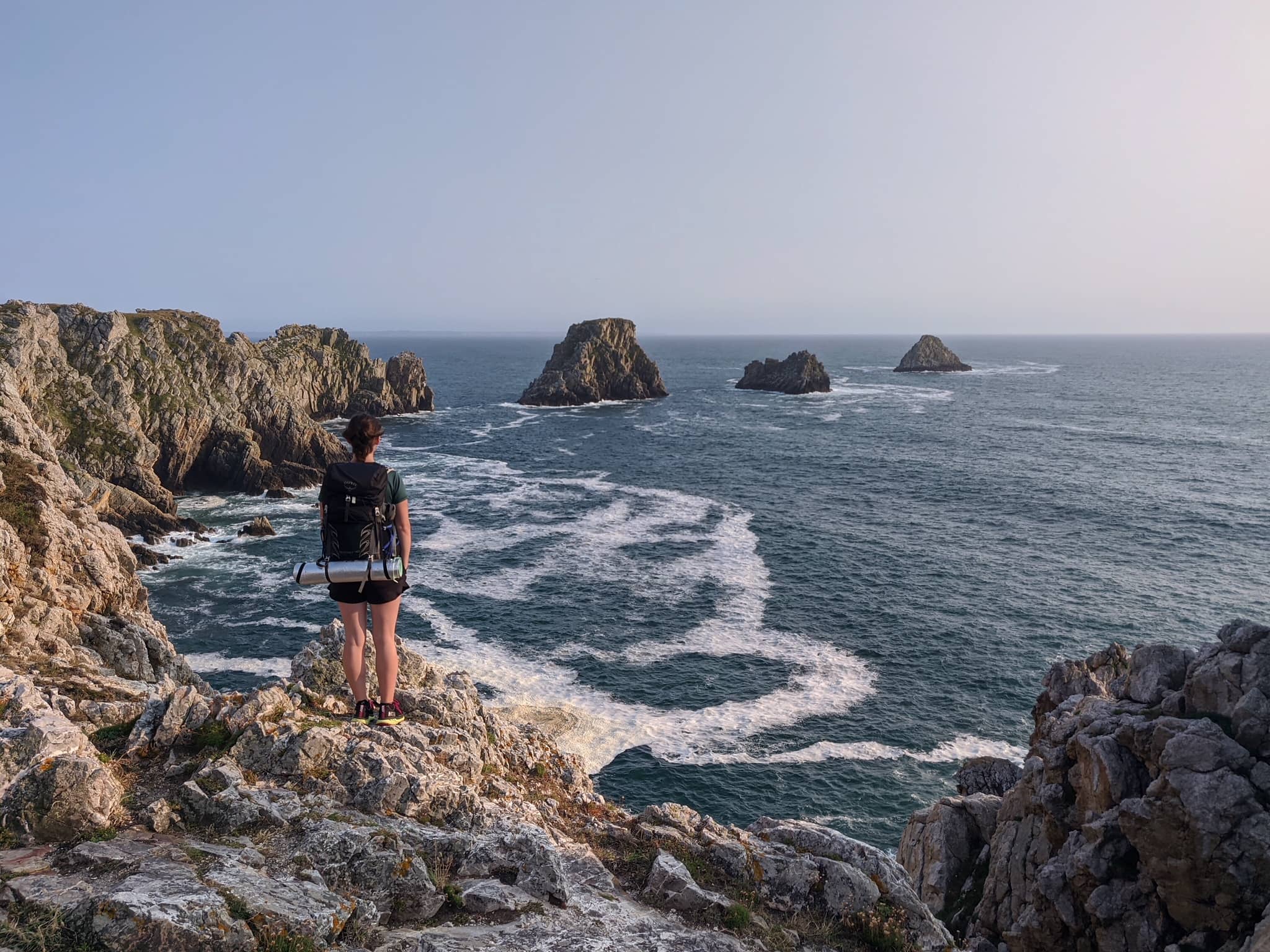 Photo d'une randonnée à Crozon avec une tente de voyage de moins de 2kg dans le sac à dos.