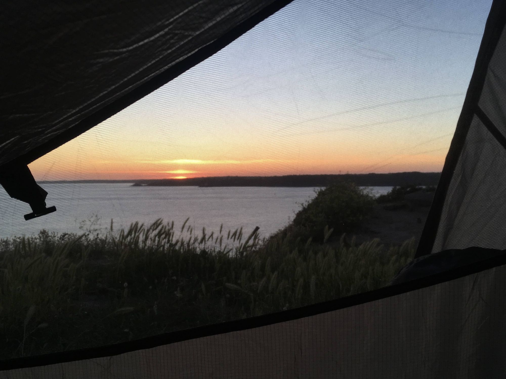 Vue sur l'océan depuis notre tente en voyage.