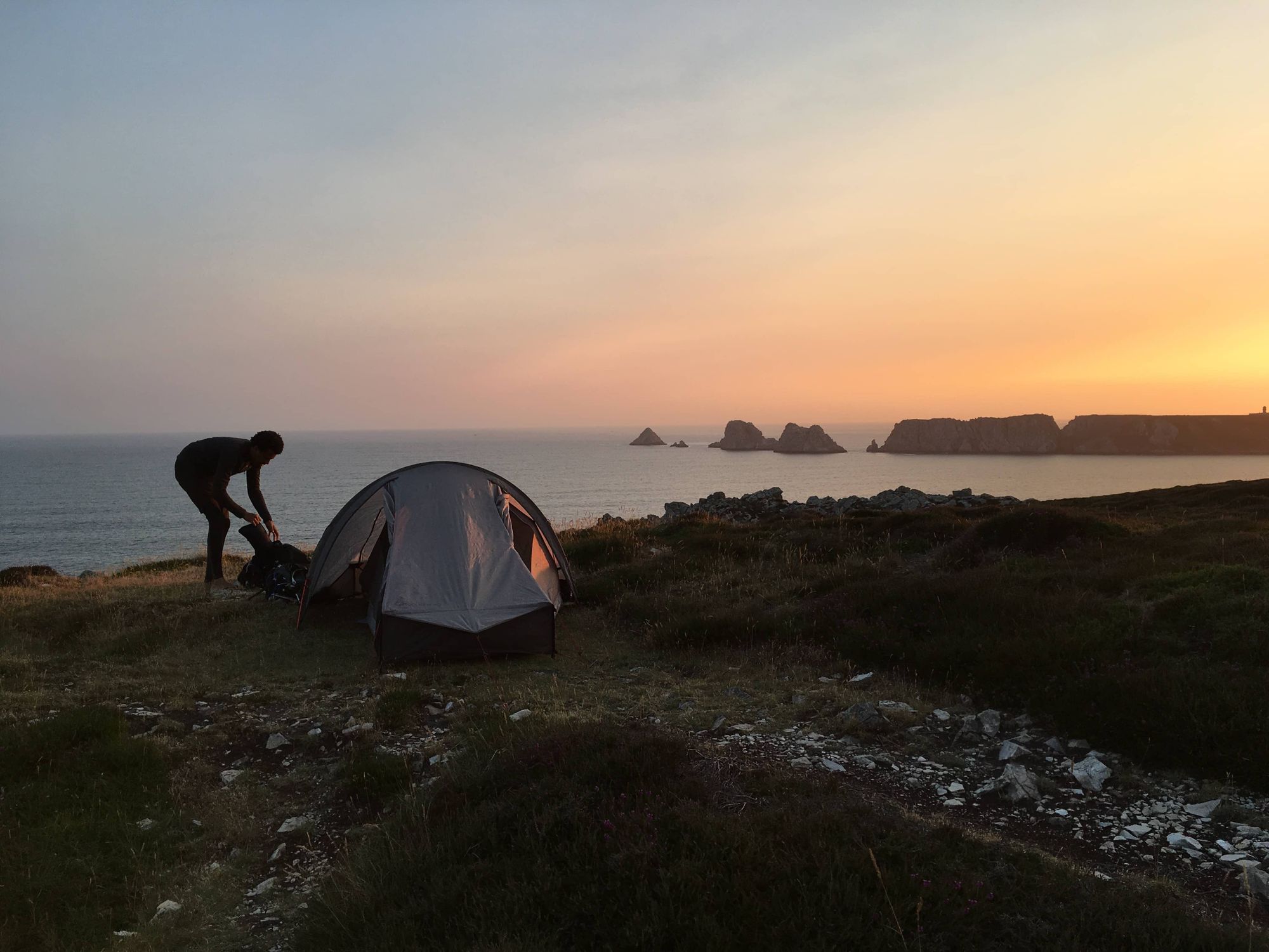 Bivouac à Crozon dans l'ancienne tente de voyage MT900 Ultralight de chez Décathlon.