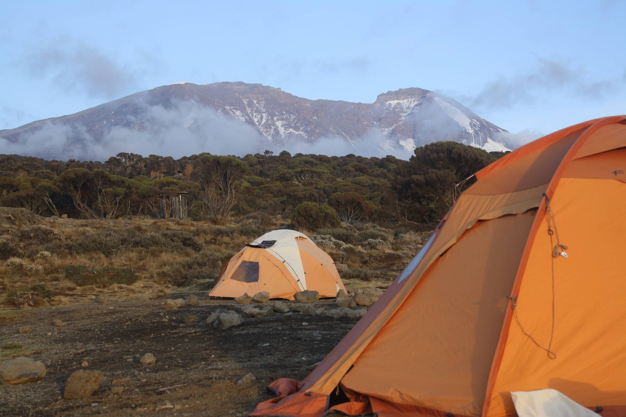 Fanny s'apprête à dormir au pied au Kilimandjaro avec ses accessoires indispensables au voyage